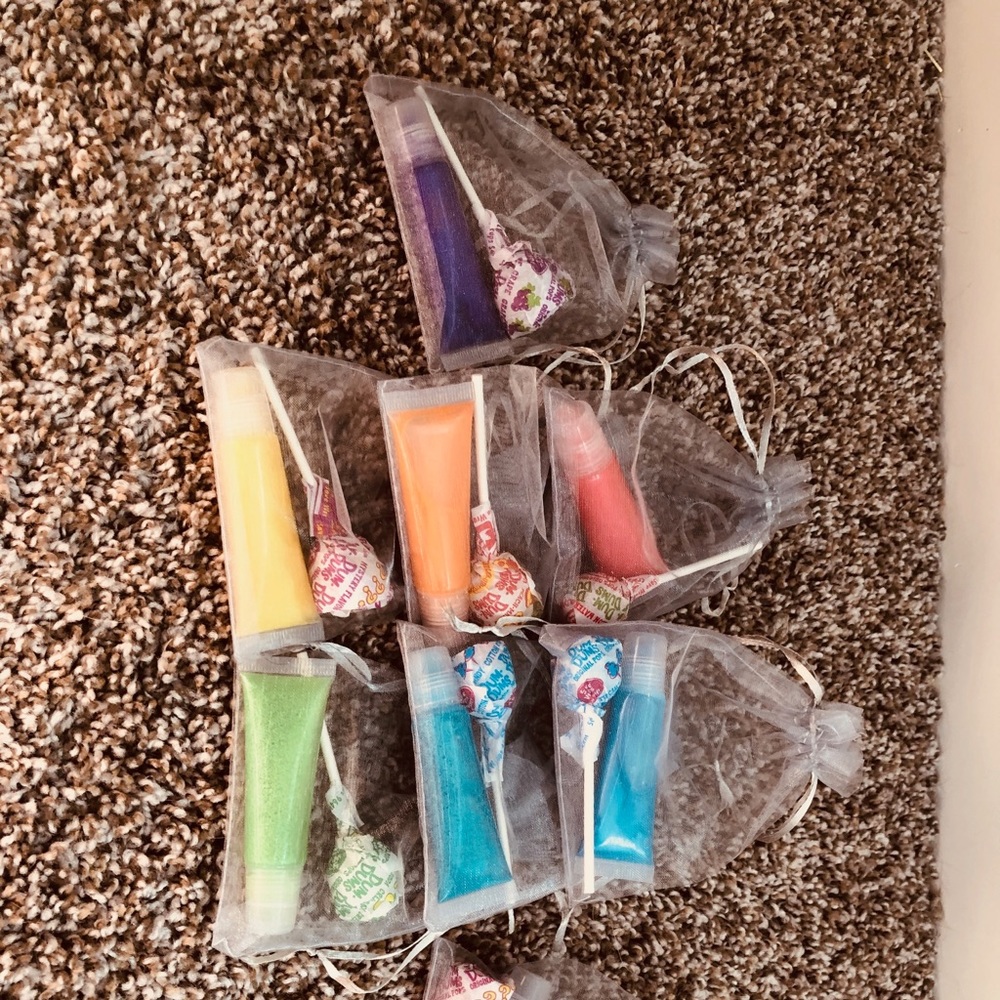 Homemade aesthetic lipgloss... Comment for colors